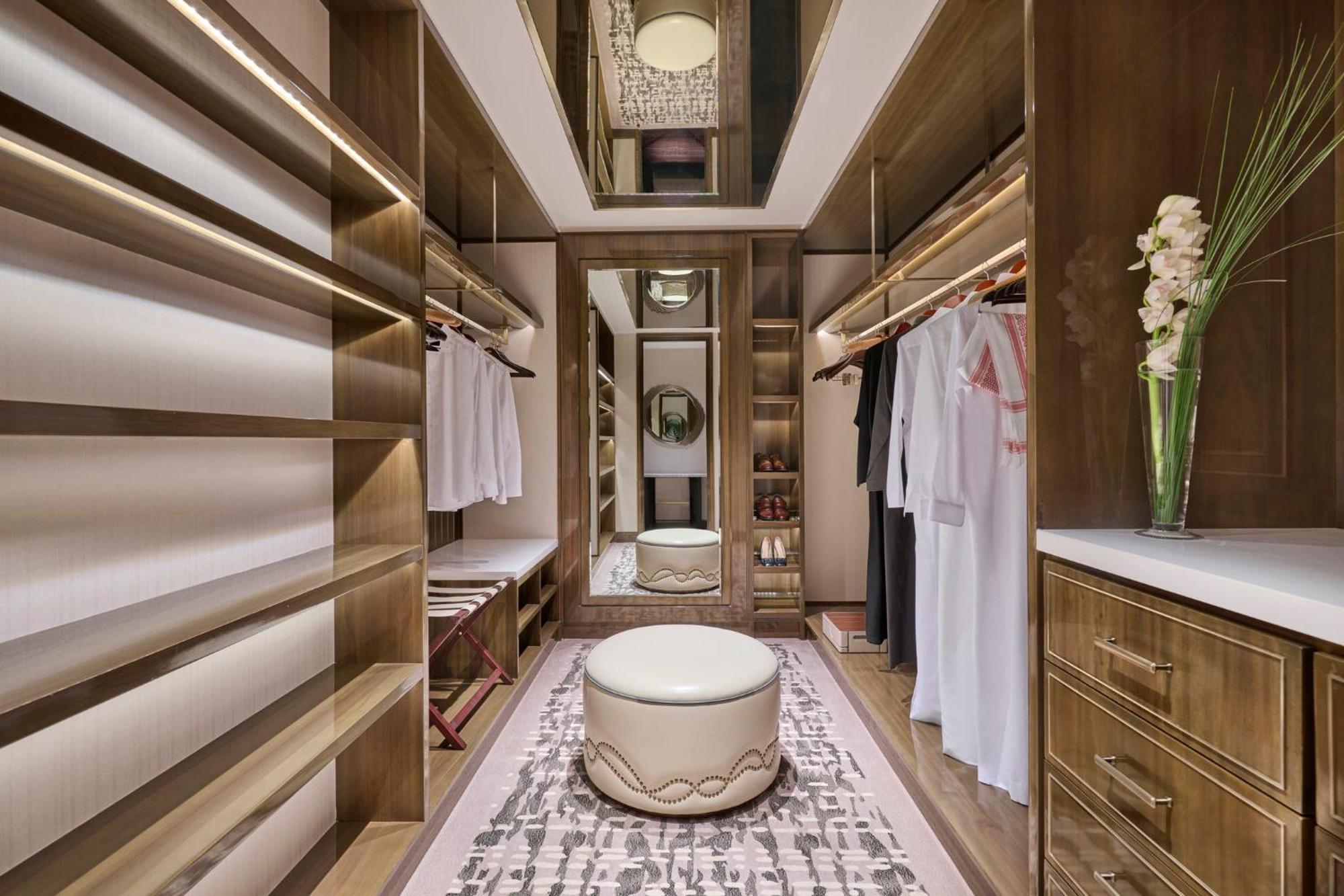 Mandarin Oriental Al Faisaliah, Rijád Exteriér fotografie A walk-in closet